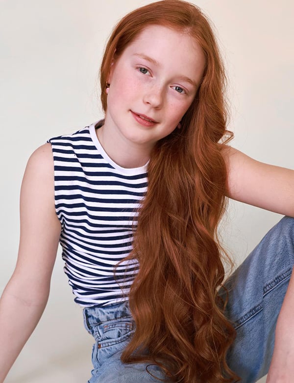 Kinder model met lang rood haar Bobbi V.