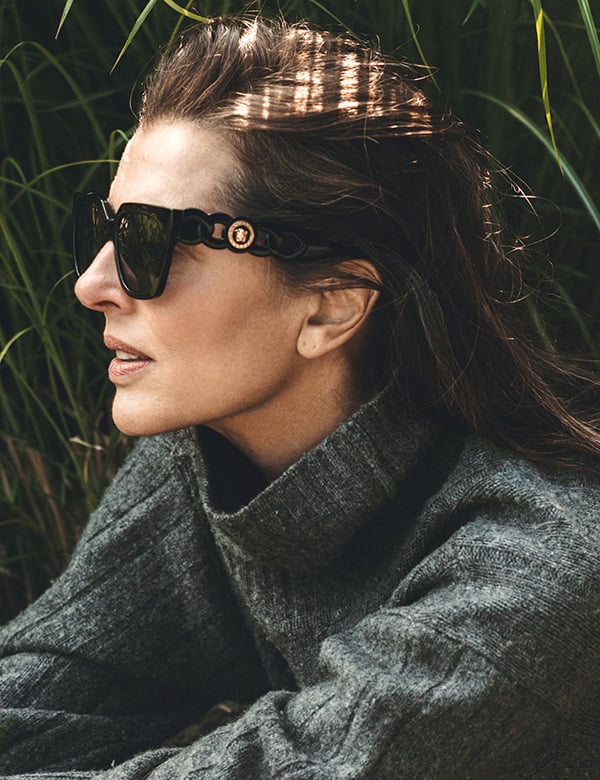 Vrouwelijk model met bruin haar en groene ogen Borka.