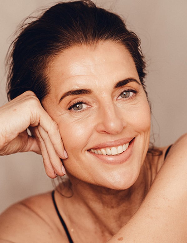 Vrouwelijk model met donker haar borka