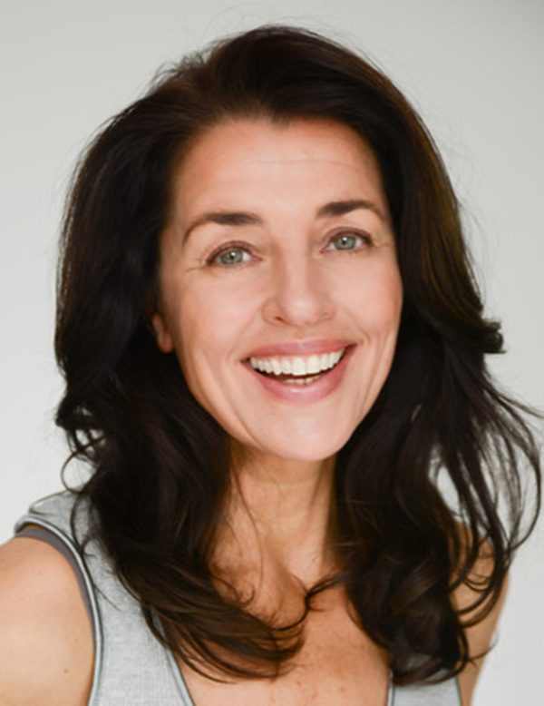 Vrouwelijk model met zwart haar borka