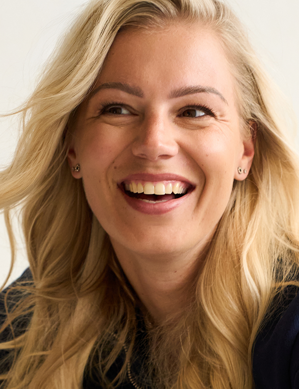 Vrouwelijk model met blond haar bouktje.