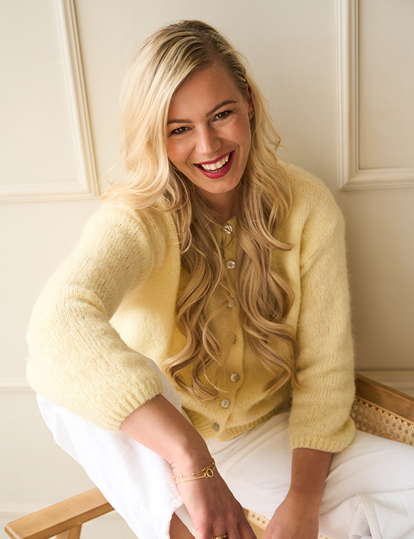 vrouwelijk model met lang blond haar Bouktje