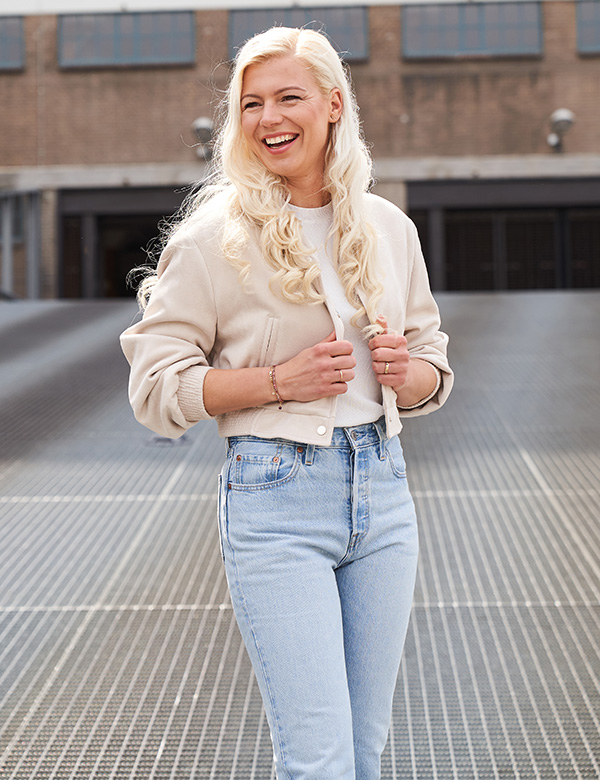 Vrouwelijk model blond haar Bouktje
