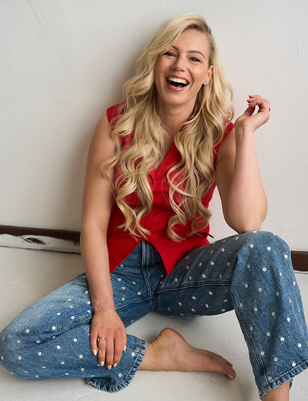 vrouwelijk model met lang blond haar Bouktje