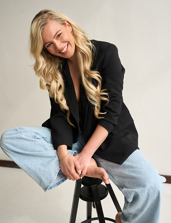 vrouwelijk model met lang blond haar Bouktje
