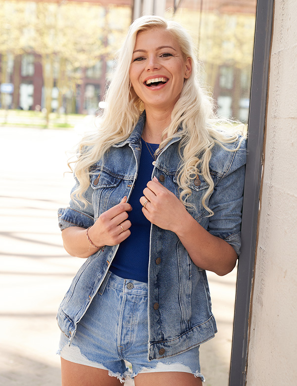 Vrouwelijk model blond haar Bouktje
