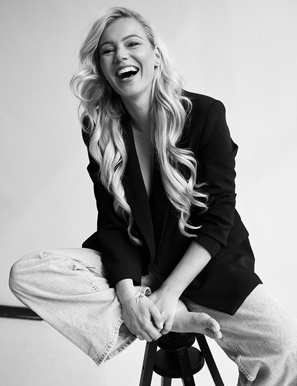 vrouwelijk model met lang blond haar Bouktje