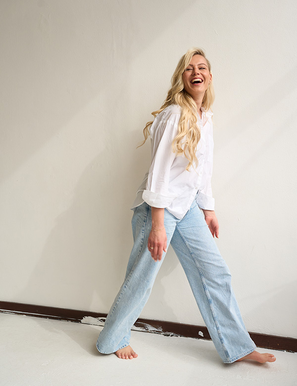 vrouwelijk model met lang blond haar Bouktje