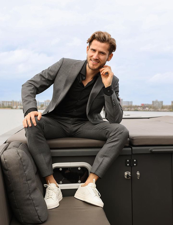 Mannelijk model met bruin haar Bradley