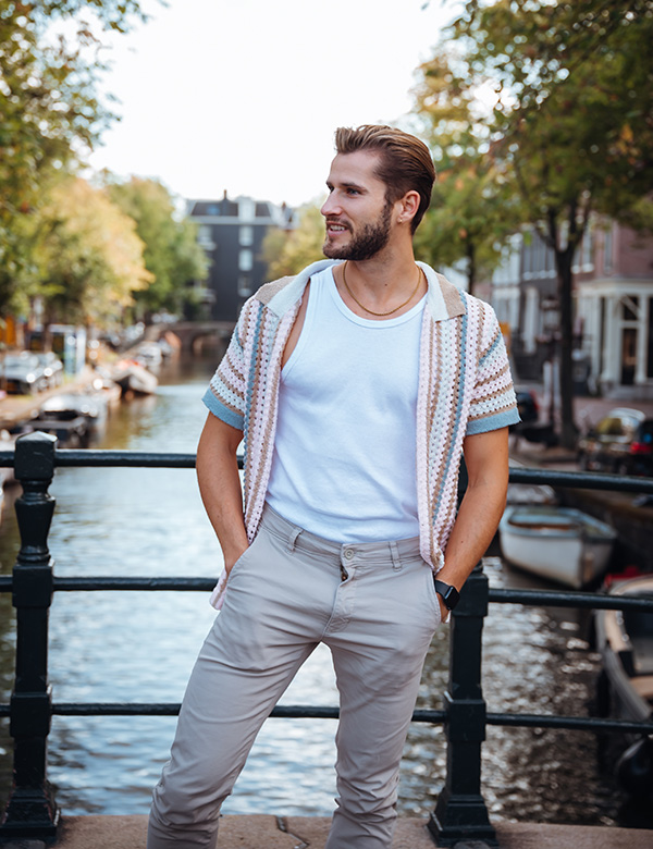 mannelijk model met blond haar Bradley.