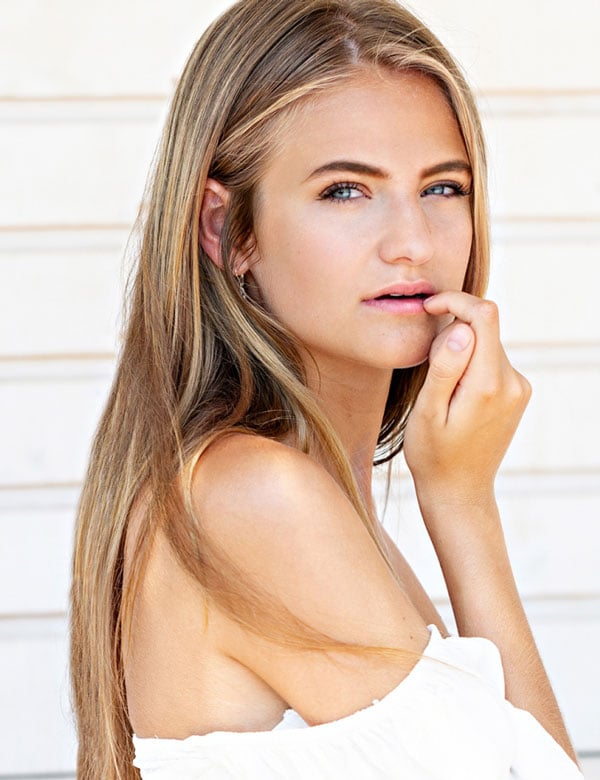 Vrouwelijk model met blond haar Britt