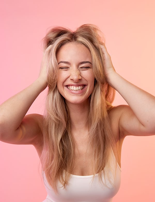 Vrouwelijk model blond haar Britt