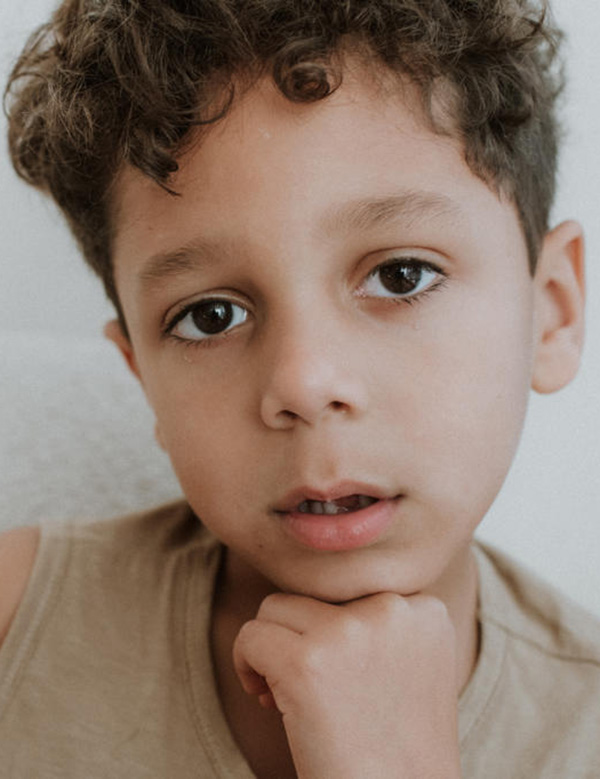 jongens kindermodel met donkere krullen Brixx.