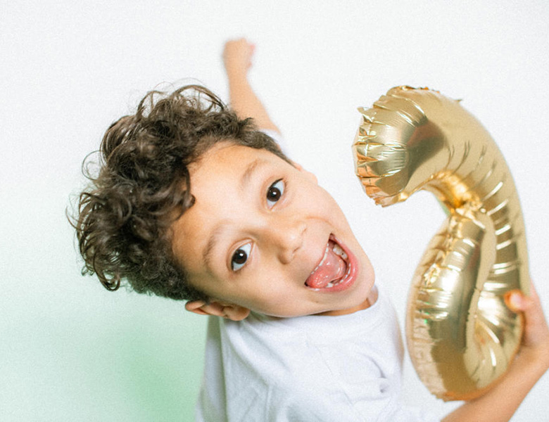 jongens kindermodel met donkere krullen Brixx.