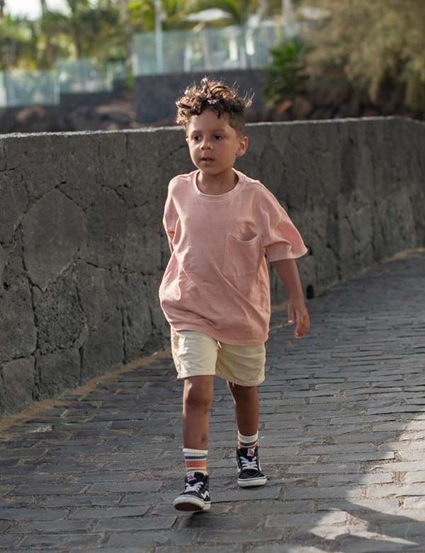 Brixx is een kindermodel met bruin krullend haar en bruine ogen