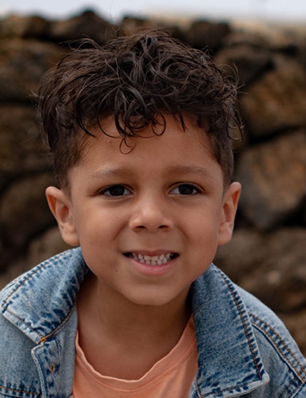 Brixx is een kindermodel met bruin haar en bruine ogen.