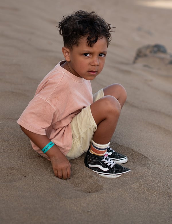 Brixx is een kindermodel met bruin krullend haar en bruine ogen
