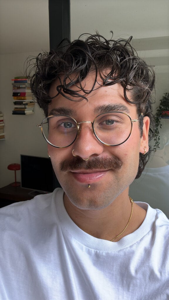 Mannelijk model met zwart haar Aaron Z.