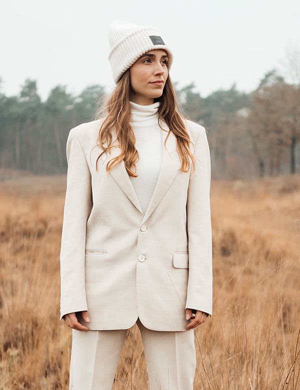 Vrouwelijk model lang bruin haar Carly