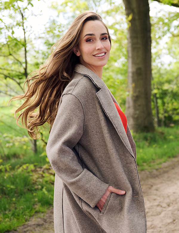 Vrouwelijk model lang bruin haar Carly