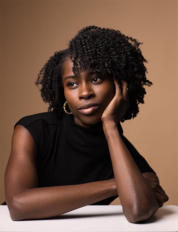 Vrouwelijk model met donkerbruin haar Carolina O.