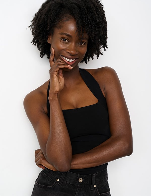 Vrouwelijk model met donkerbruin haar Carolina O.