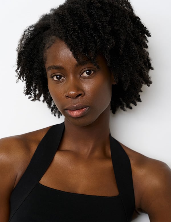 Vrouwelijk model met donkerbruin haar Carolina O.