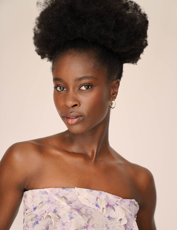 Vrouwelijk model met zwart haar Carolina O.