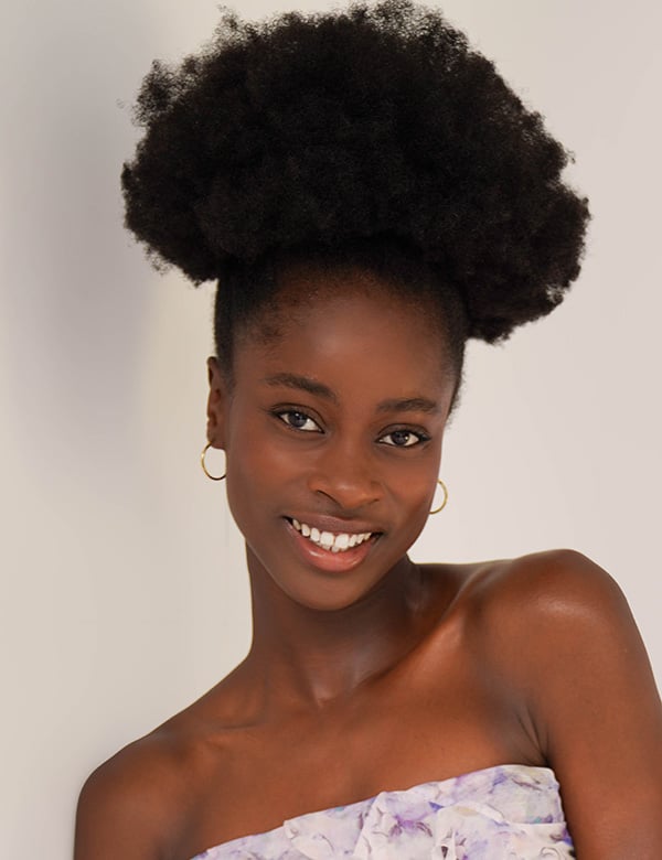 Model Vrouwelijk model met zwart haar carolina o.