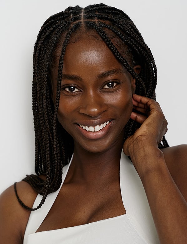 Vrouwelijk model met donkerbruin haar carolina