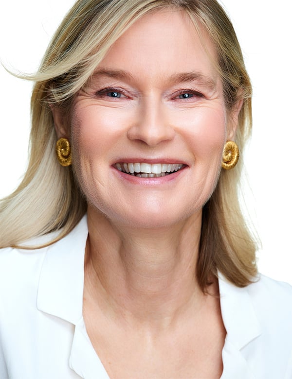 Vrouwelijk model met blond haar caroline d.