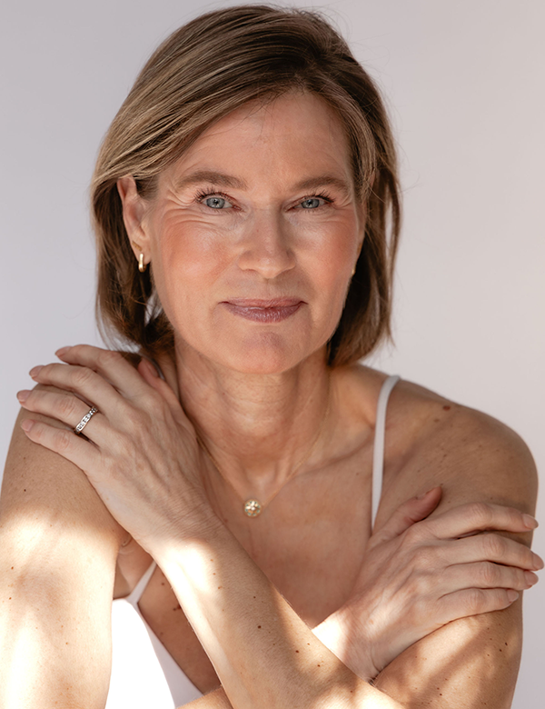 vrouwelijk model met blond haar Caroline D.