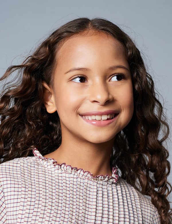 Kindermodel met donkere krullen cataleya n.