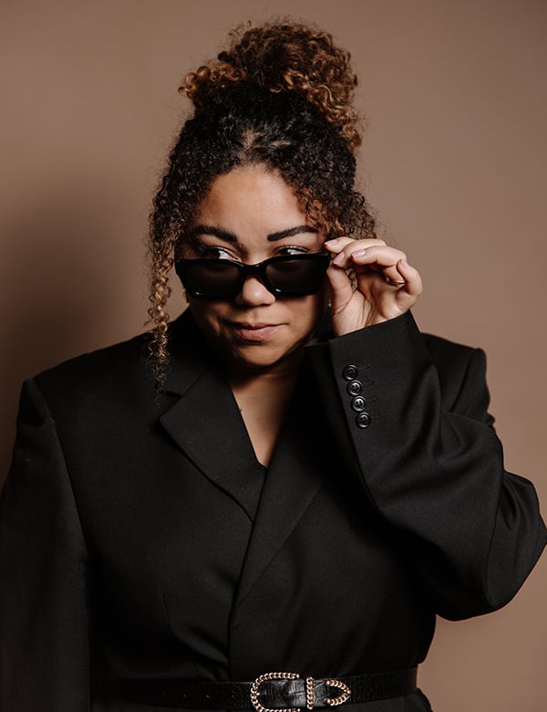 vrouwelijk model met krullend haar Celine