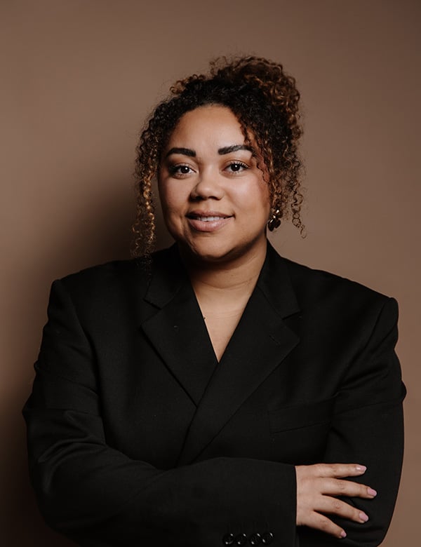 vrouwelijk model met krullend haar Celine