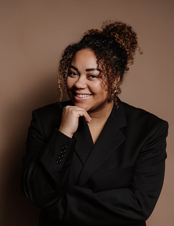 vrouwelijk model met krullend haar Celine