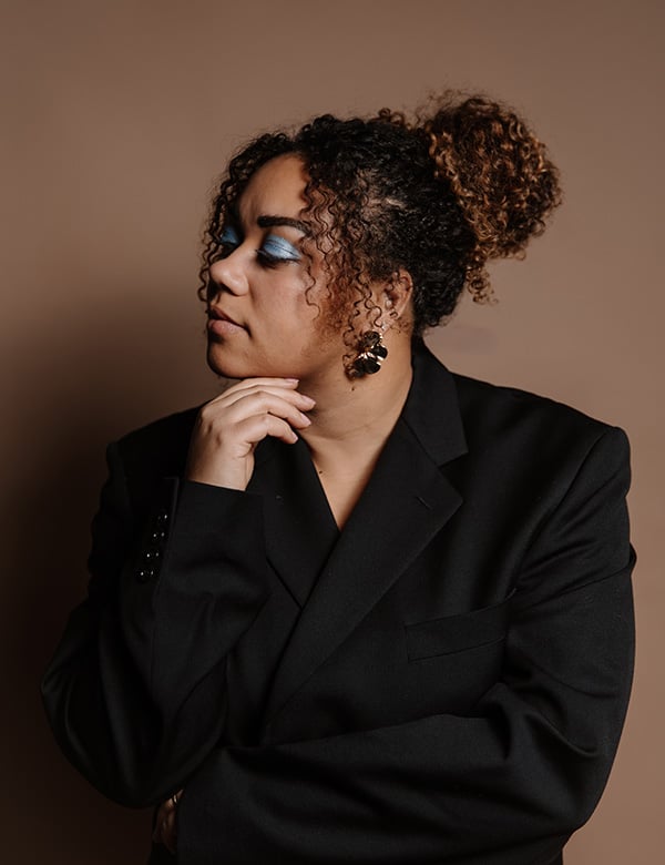 vrouwelijk model met krullend haar Celine