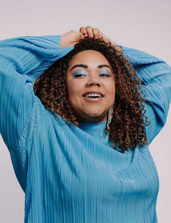 vrouwelijk model met krullend haar Celine