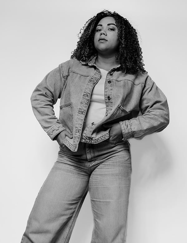 vrouwelijk model met krullend haar Celine