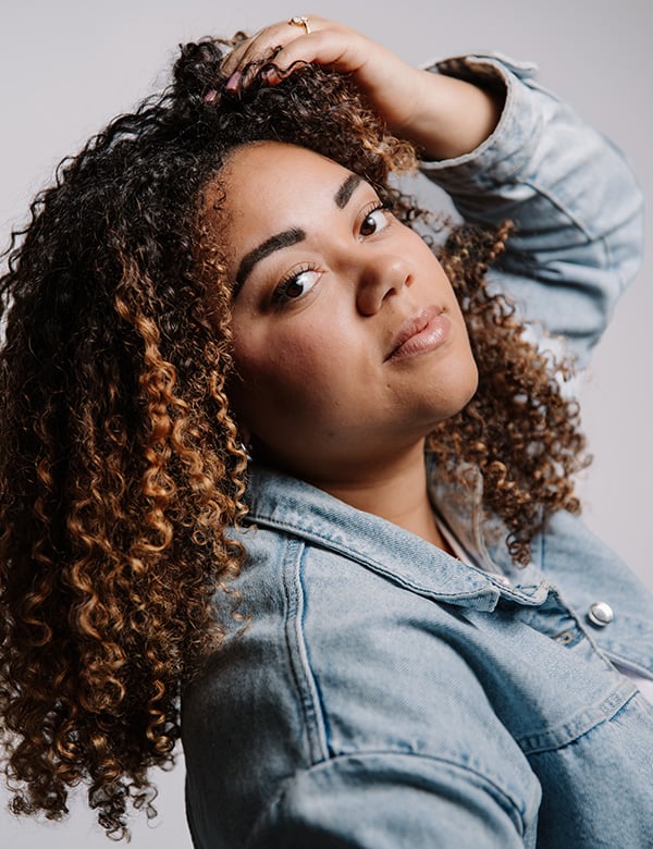 Vrouwelijk model met krullend haar celine