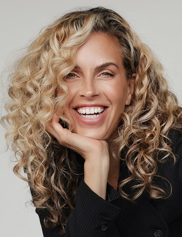 Vrouwelijk model met blonde krullen ceylin j.