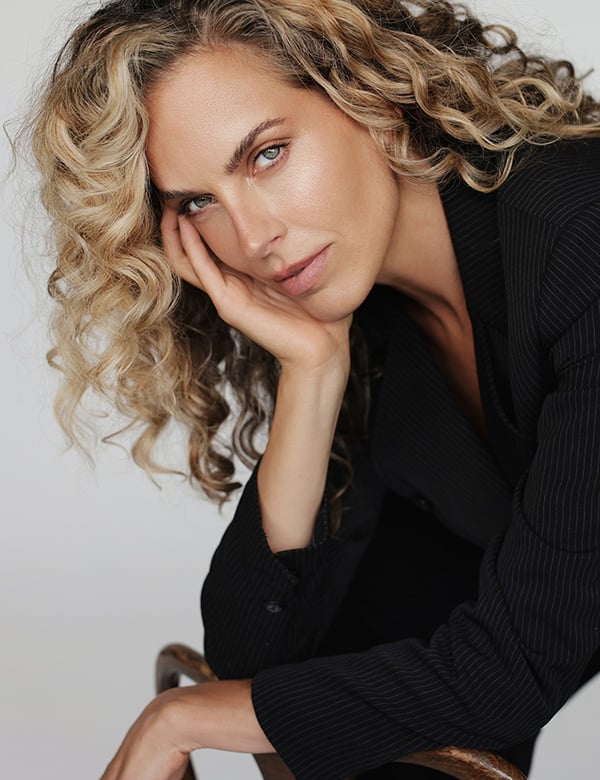 Vrouwelijk model met Blonde krullen Ceylin J.