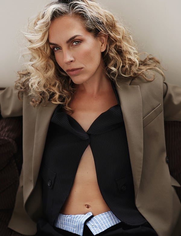 Vrouwelijk model met Blonde krullen Ceylin J.