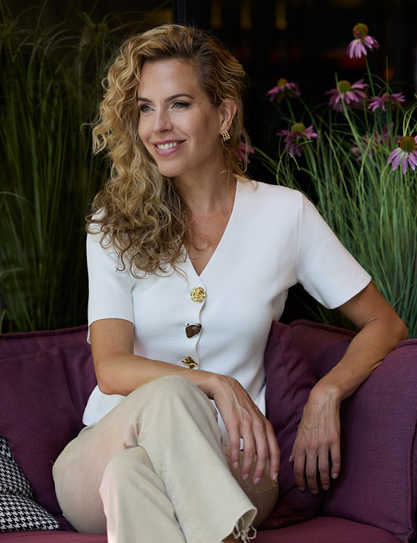 Vrouwelijk model met blond haar Ceylin.