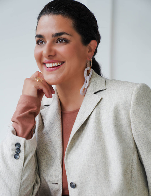 Vrouwelijk model met krullend haar Charida