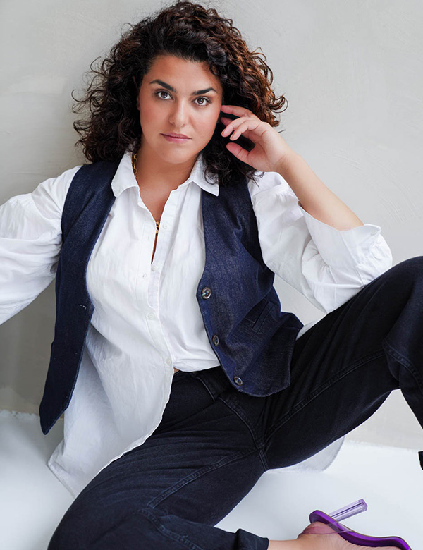 Vrouwelijk model met krullend haar Charida