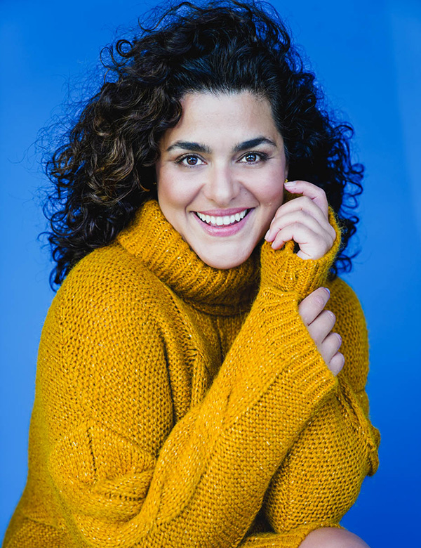 Vrouwelijk model met krullend haar Charida