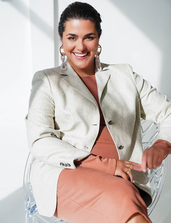 Vrouwelijk model met krullend haar Charida