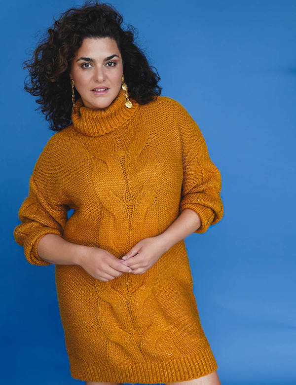 Vrouwelijk model met krullend haar Charida