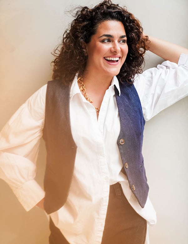 Vrouwelijk model met krullend haar Charida